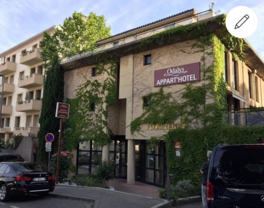 Ma Place Au Sud Aix Parking Aix-en-Provence Esterno foto